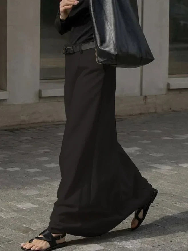 Elegante falda de corte en H con un diseño sencillo y refinado, perfecta para un look clásico y sofisticado