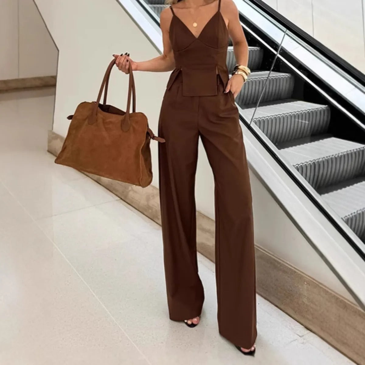 Conjunto de pantalón para mujer con tirantes y escote en pico estilo minimalista - Renata
