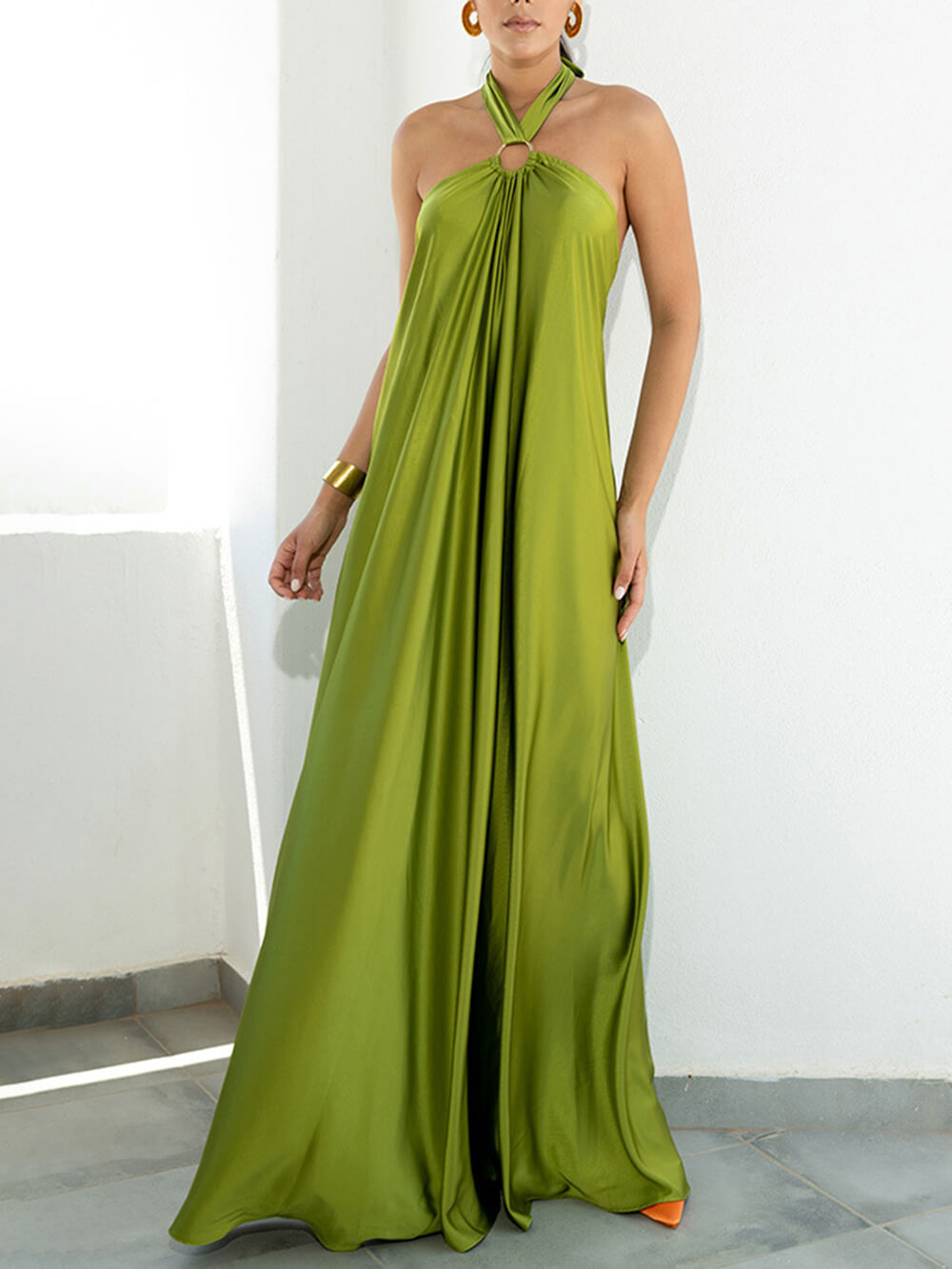 Emilia - Vestido de verano acampanado de satén con cuello halter