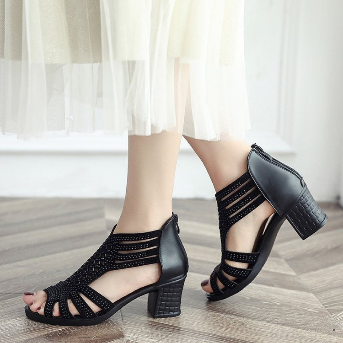 Sandalias mujer tacón medio diseño romano con acabado calado negro - Elvira