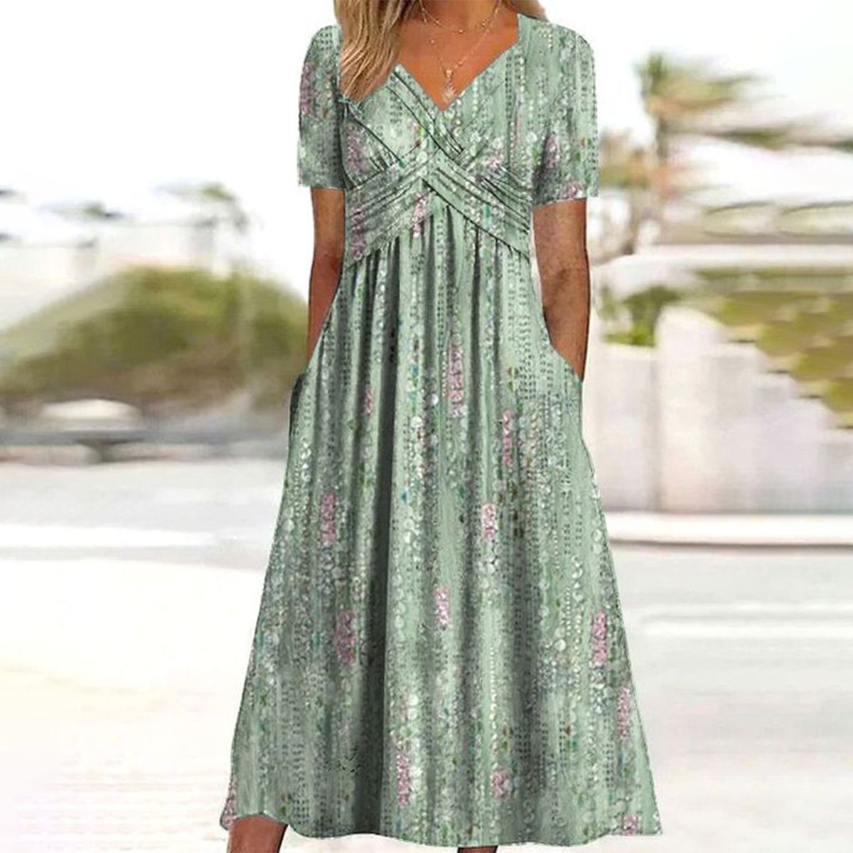 Vestido midi verde con escote en pico y manga corta