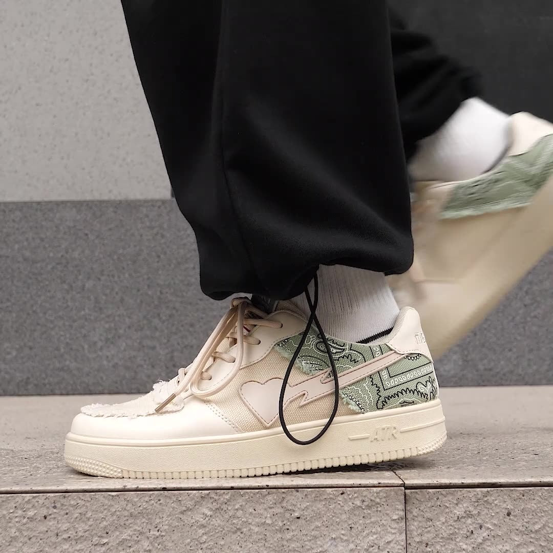 Zapatillas para mujer panel estampado paisley con detalle corazón - Lía