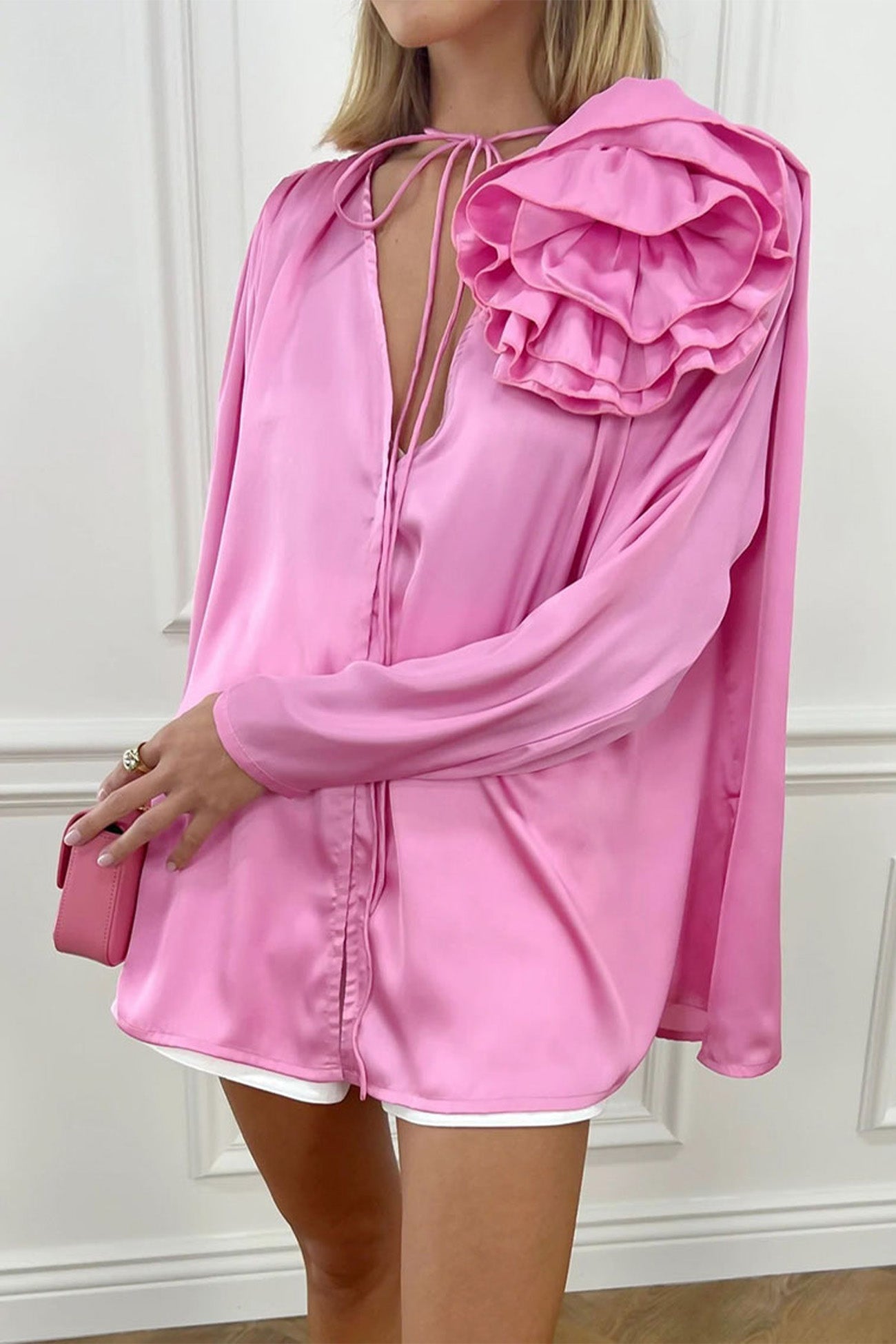 Victoria - Blusa rosa de encaje floral fruncido con cuello en V
