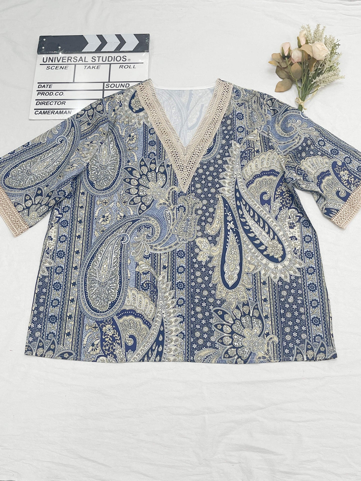 Owienna - Camiseta de mujer plus estampado paisley con encaje a contraste, escote en pico y media manga