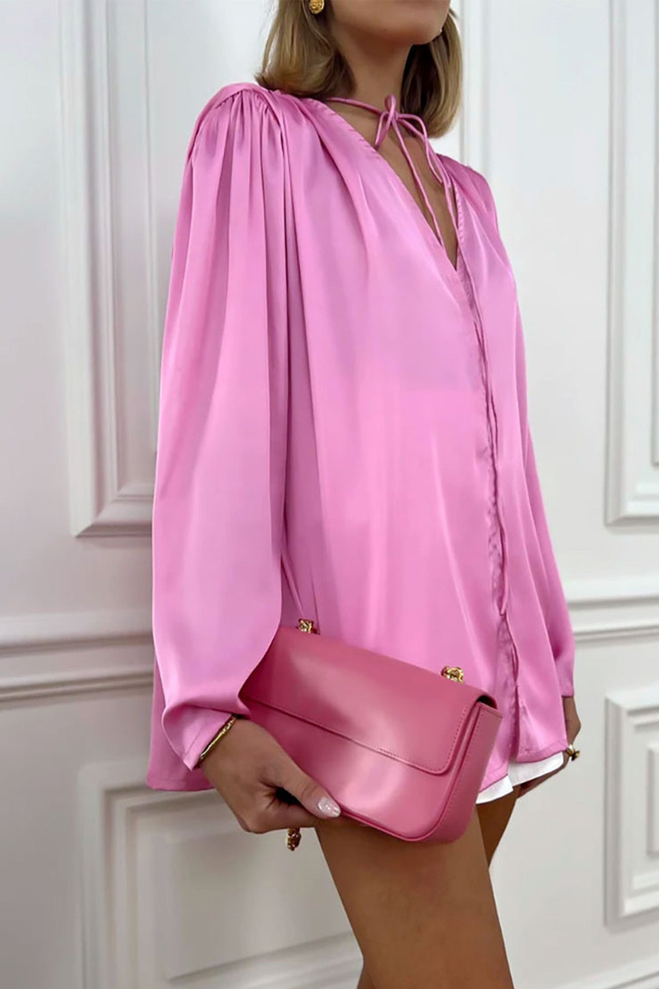Victoria - Blusa rosa de encaje floral fruncido con cuello en V