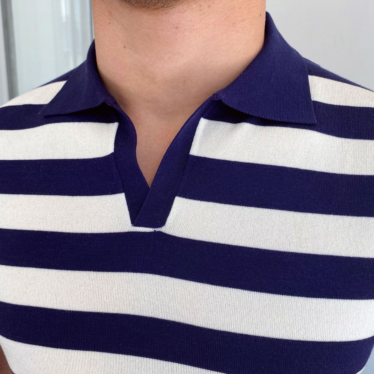 Camiseta para hombre de rayas anchas de estilo polo ajustado - Adrián
