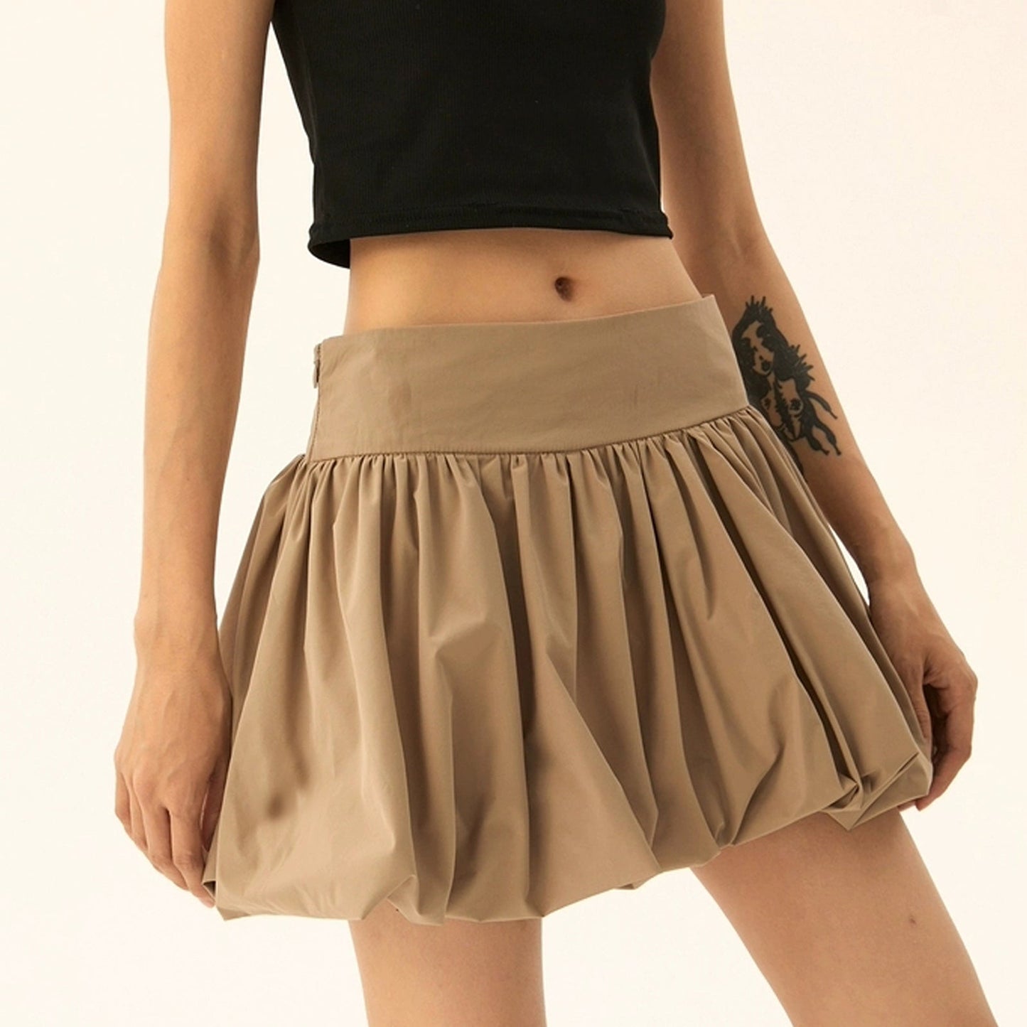 Falda globo de mujer con un corte voluminoso y femenino, ideal para un look moderno y original
