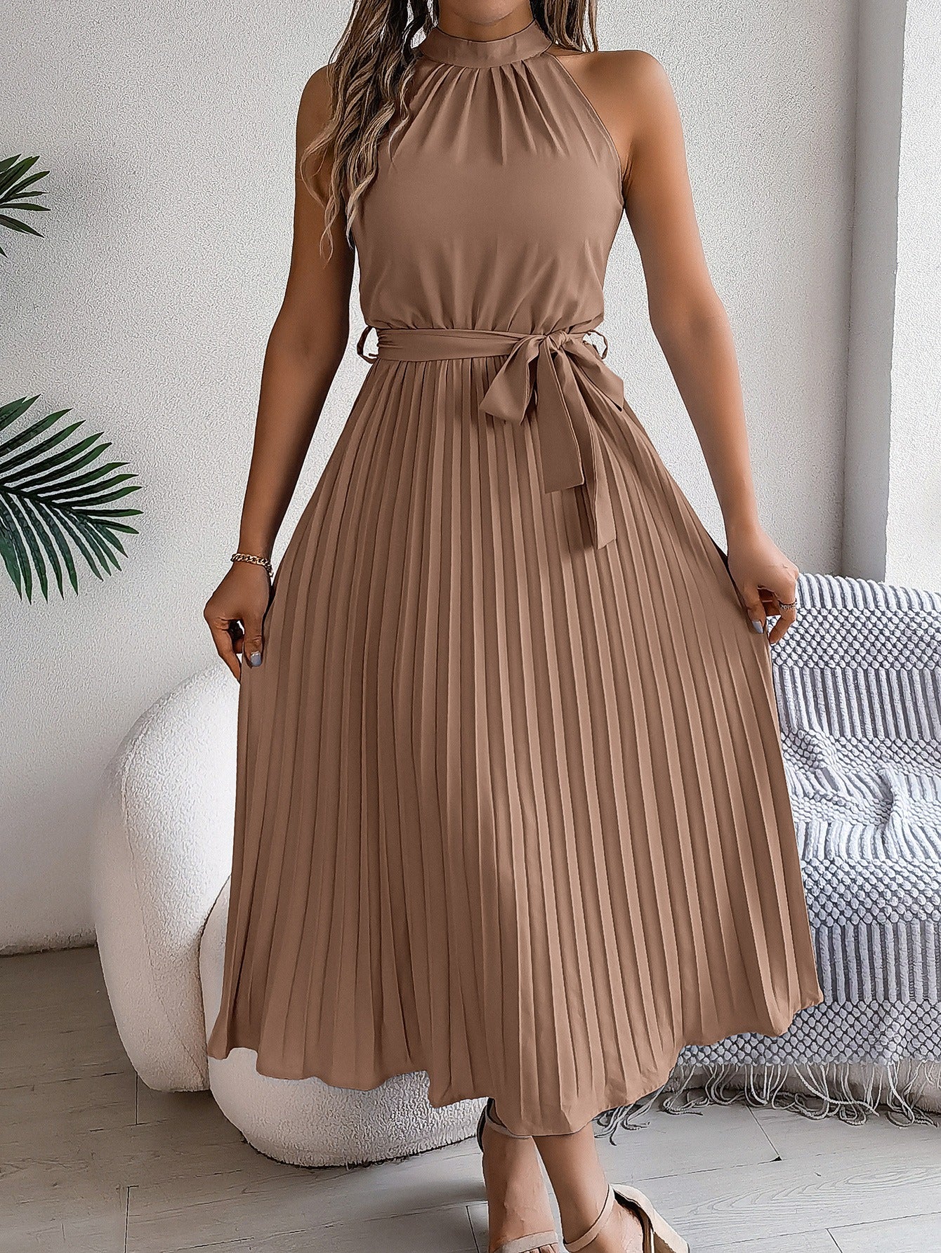 Vestido midi para mujer plisado sin mangas con cuello halter - Camila
