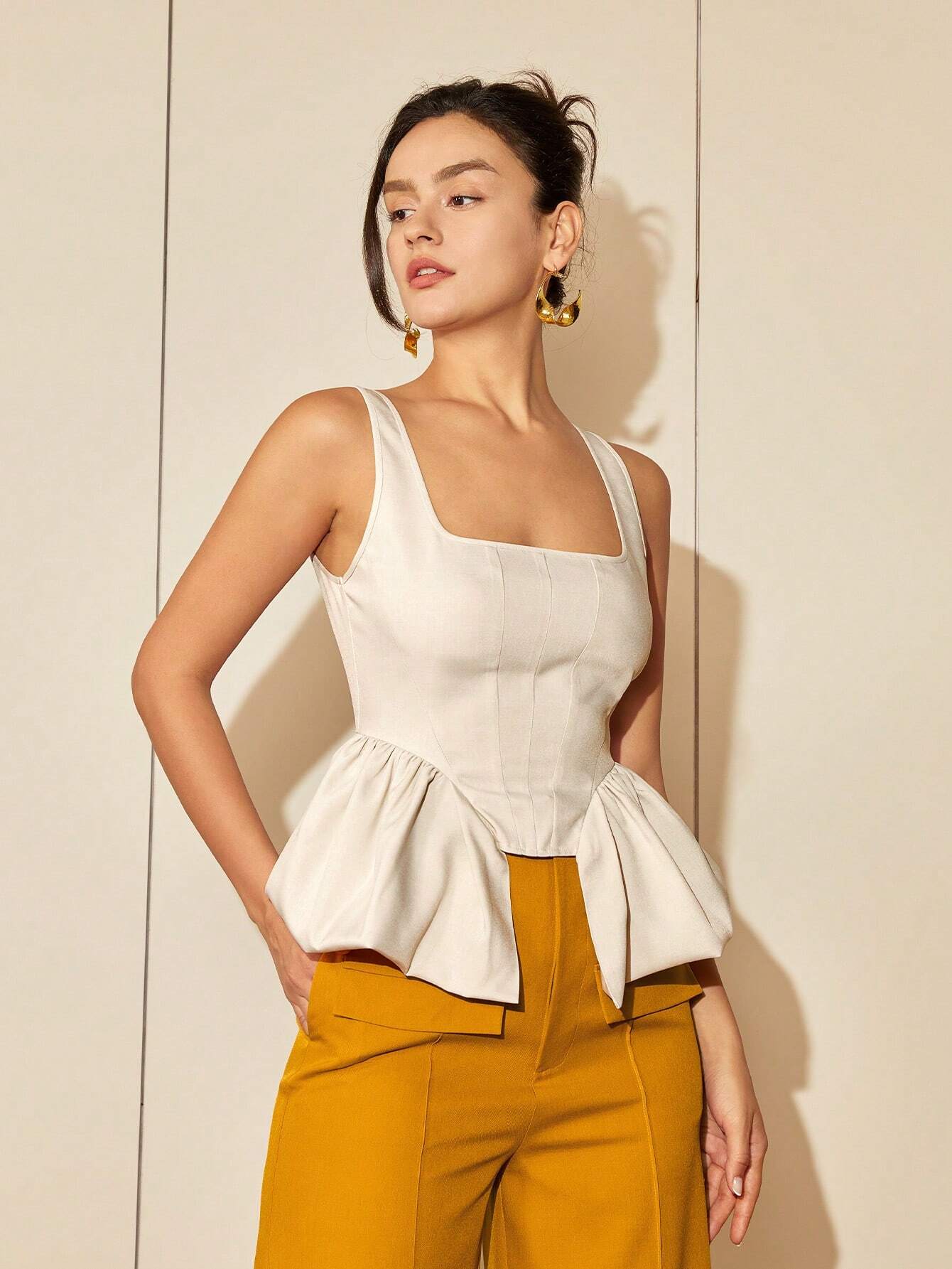Jessy - Top chic con cuello cuadrado y bajo asimétrico