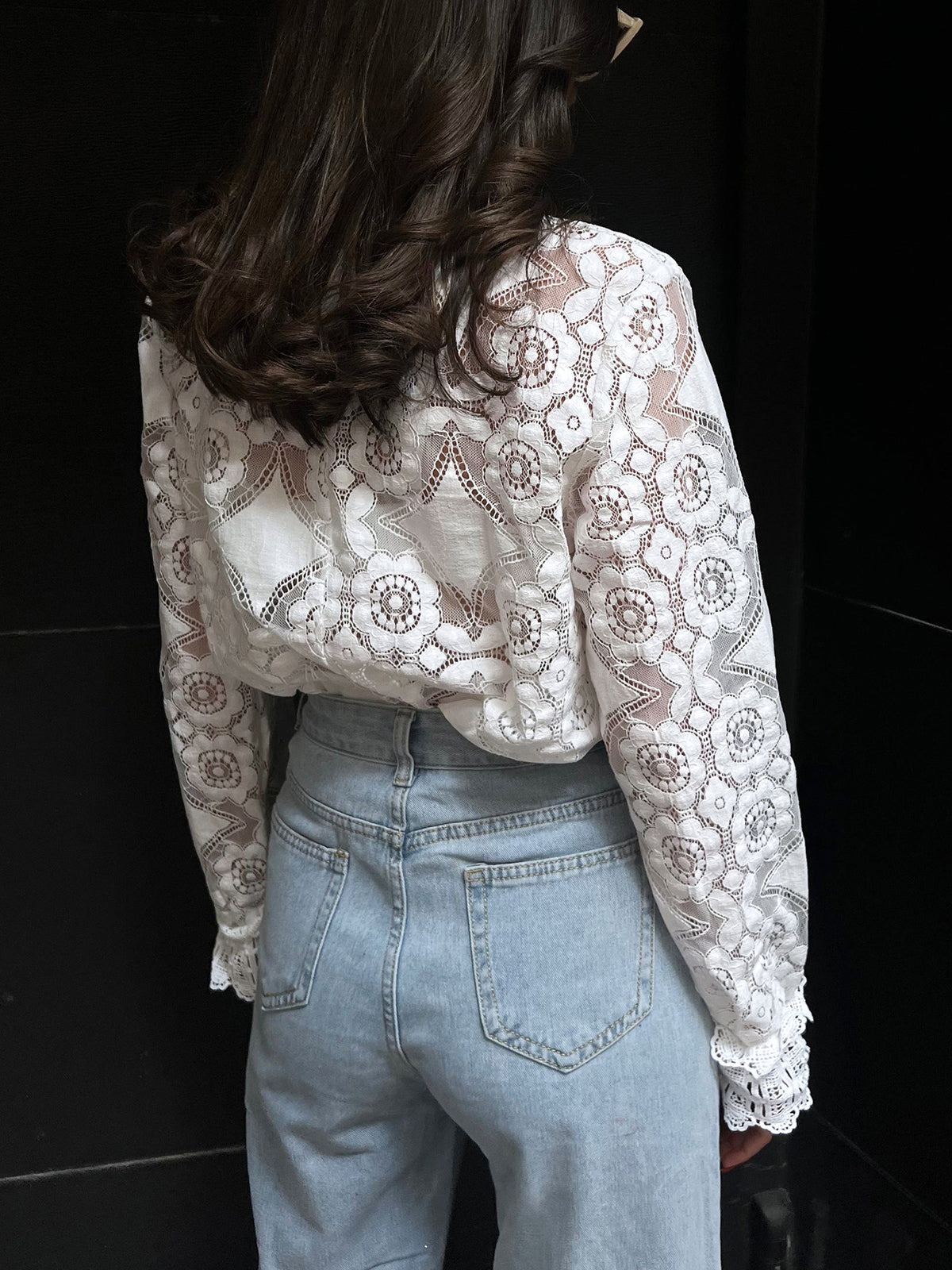 Hannah - Camiseta de cuello alto con bordado floral de encaje semi transparente