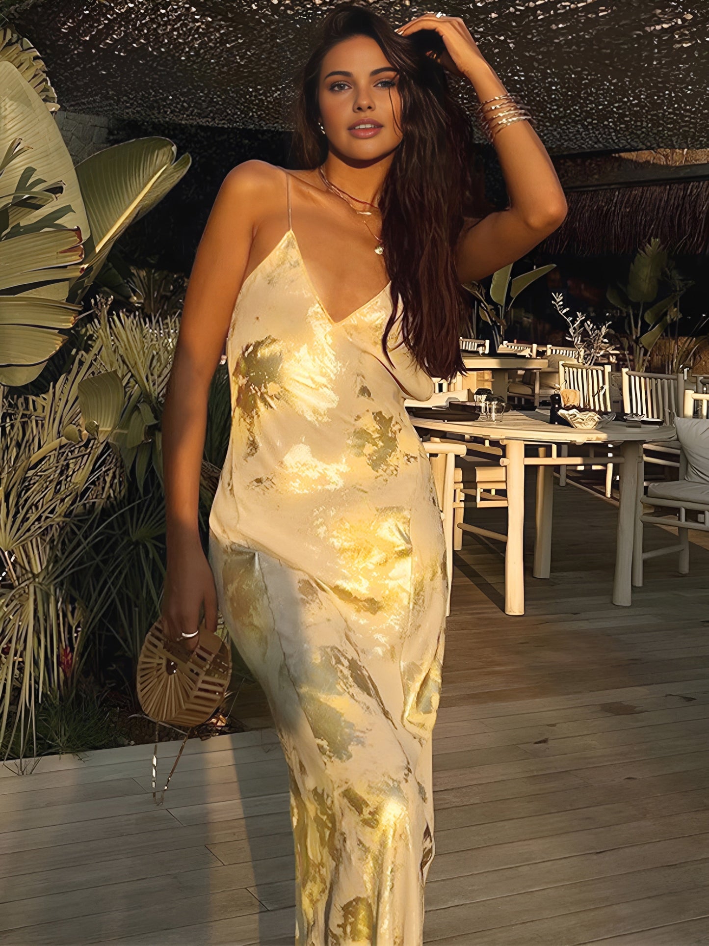 Jade - Maxivestido con cuello en V y estampado metalizado