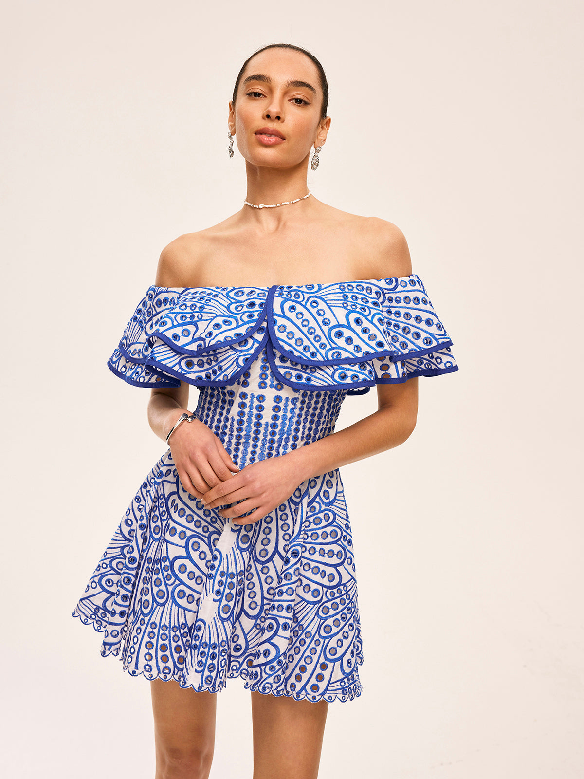 Hanna - Vestido semi transparente con volantes y hombros descubiertos