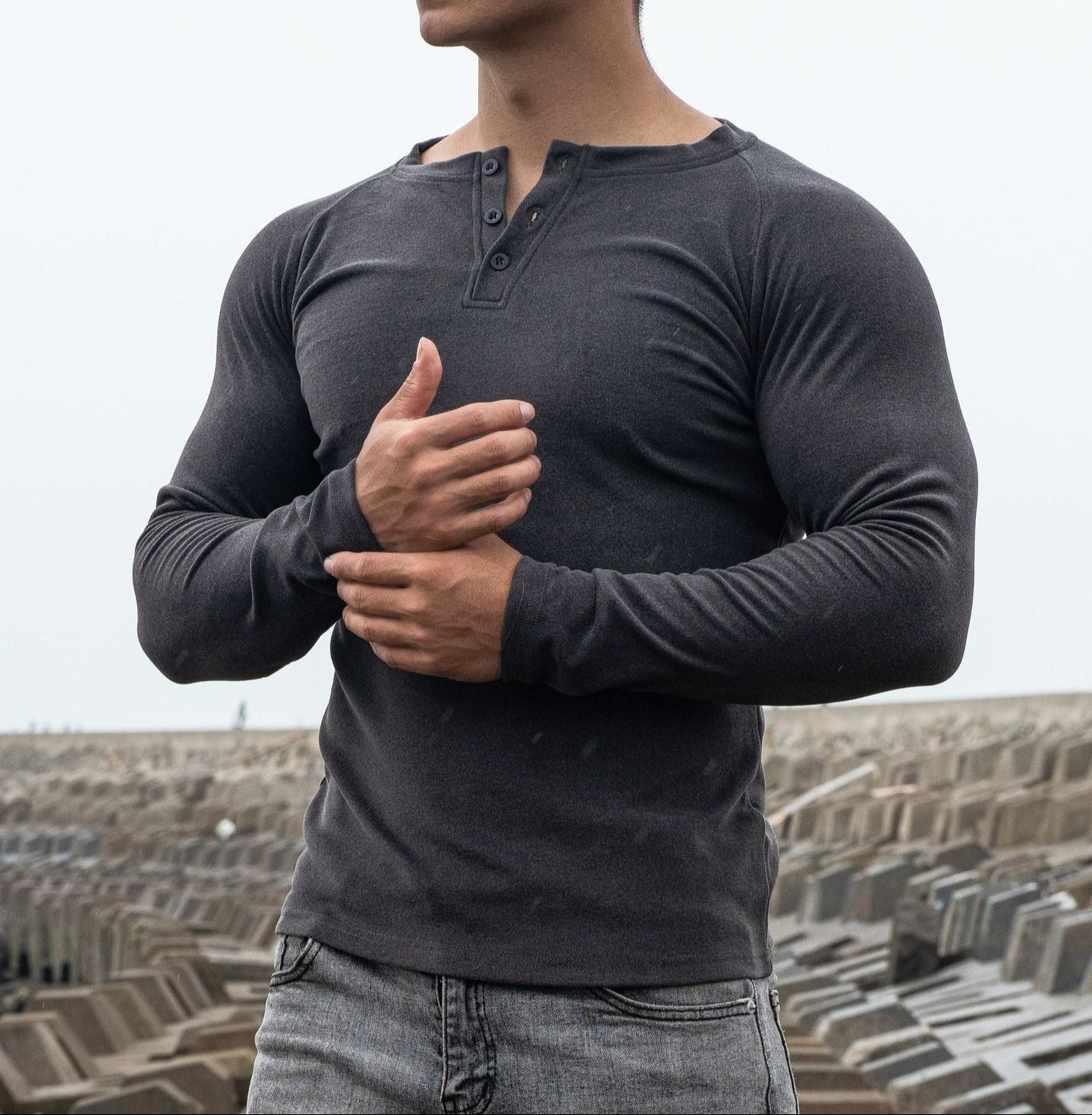 Camiseta para hombre con manga larga ajuste entallado con botones - Darío