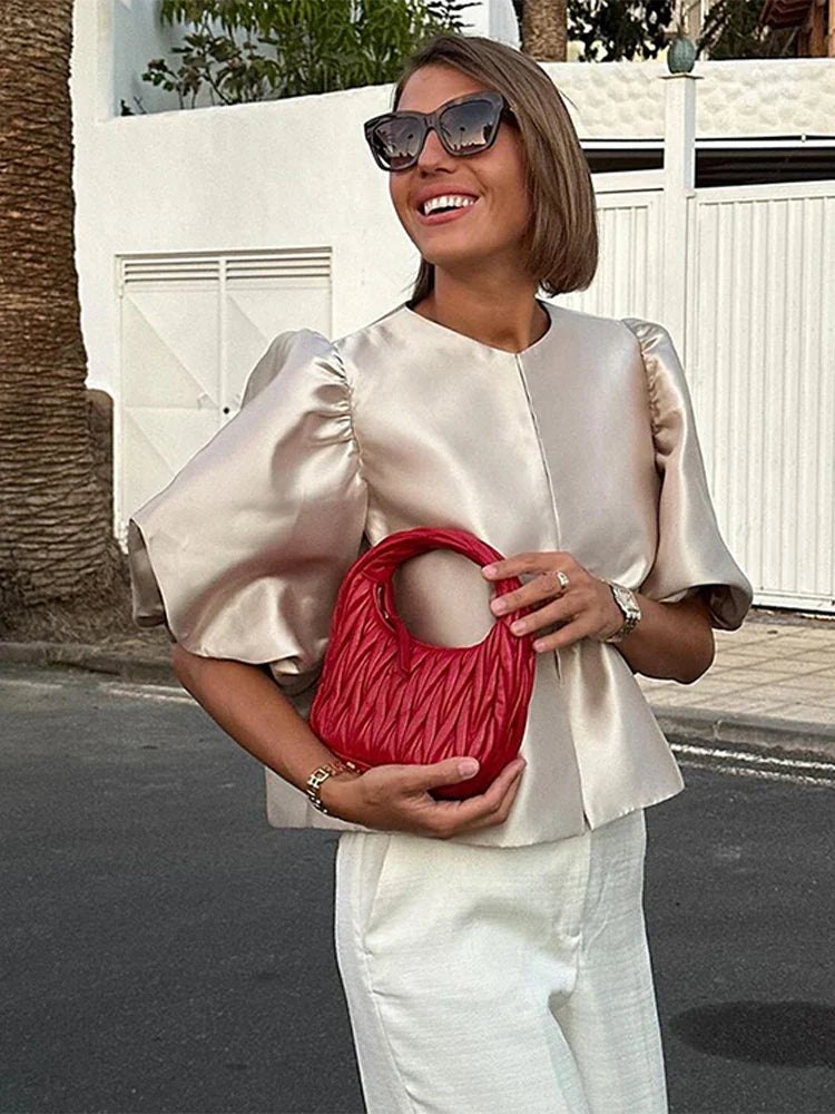 Mona - Elegante camisa de mujer con mangas cortas abullonadas