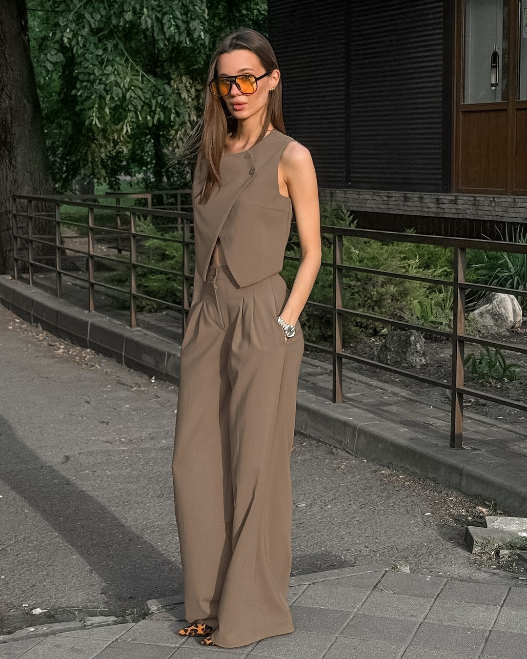 Conjunto sin mangas mujer top estructurado y pantalón fluido marrón - Siena