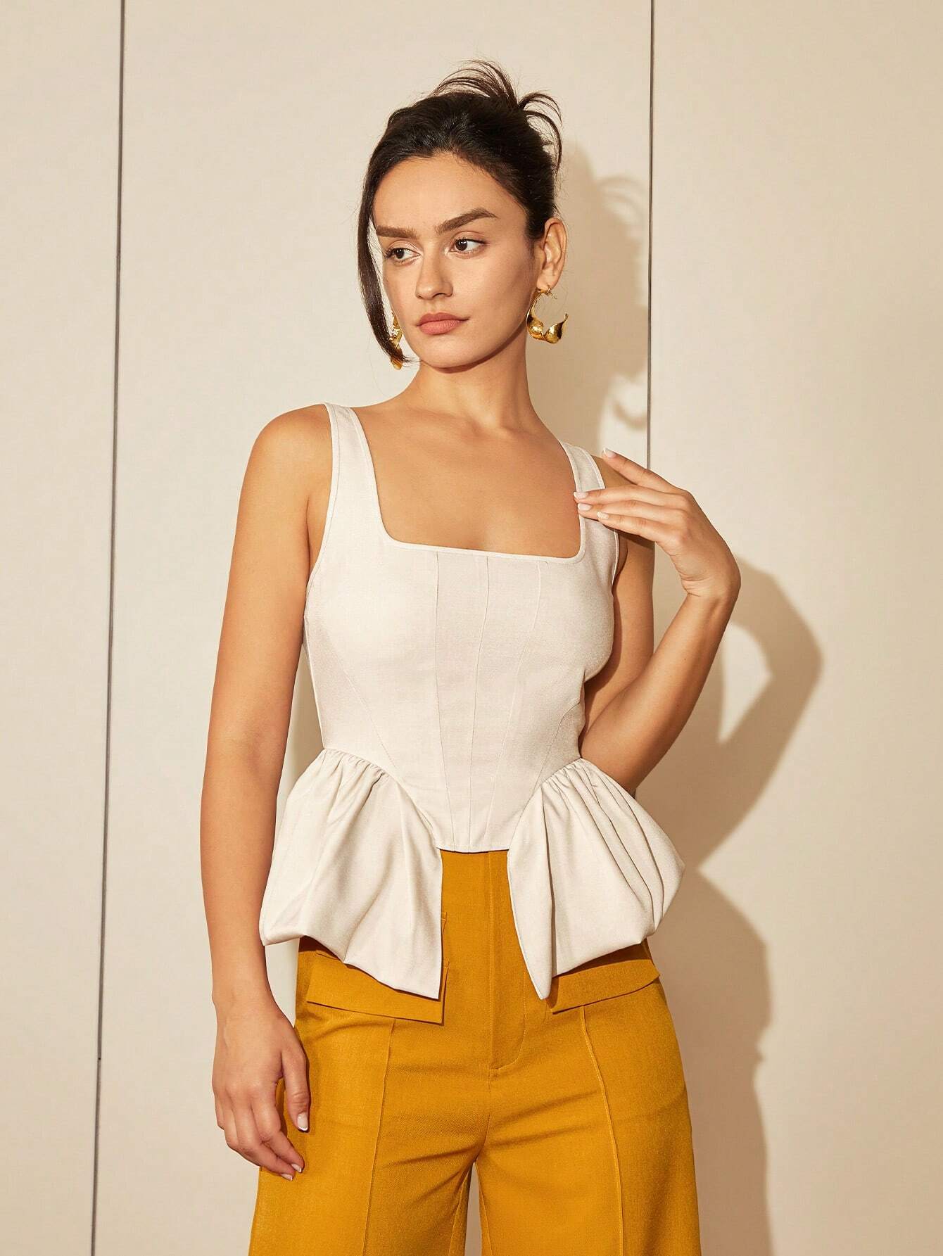Jessy - Top chic con cuello cuadrado y bajo asimétrico