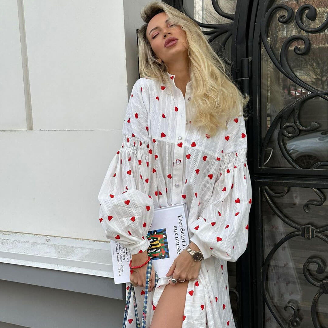 Charis - Vestido camisero largo con cuello alto y estampado de corazones a rayas