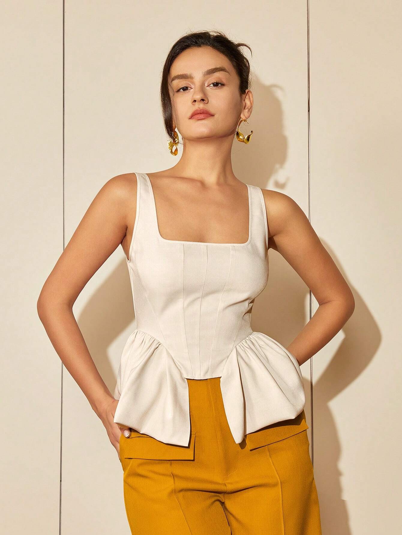 Jessy - Top chic con cuello cuadrado y bajo asimétrico