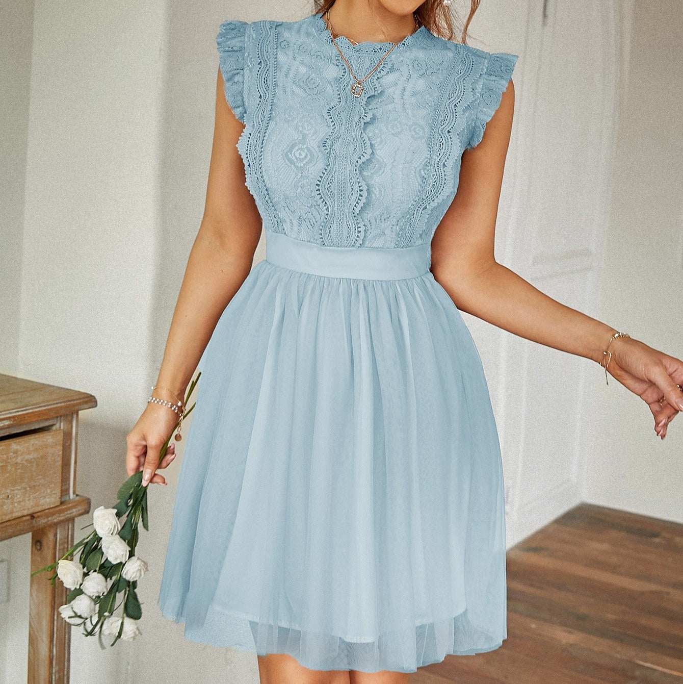 Vestido corto para mujer con encaje cuerpo plisado estilo romántico - Adriana