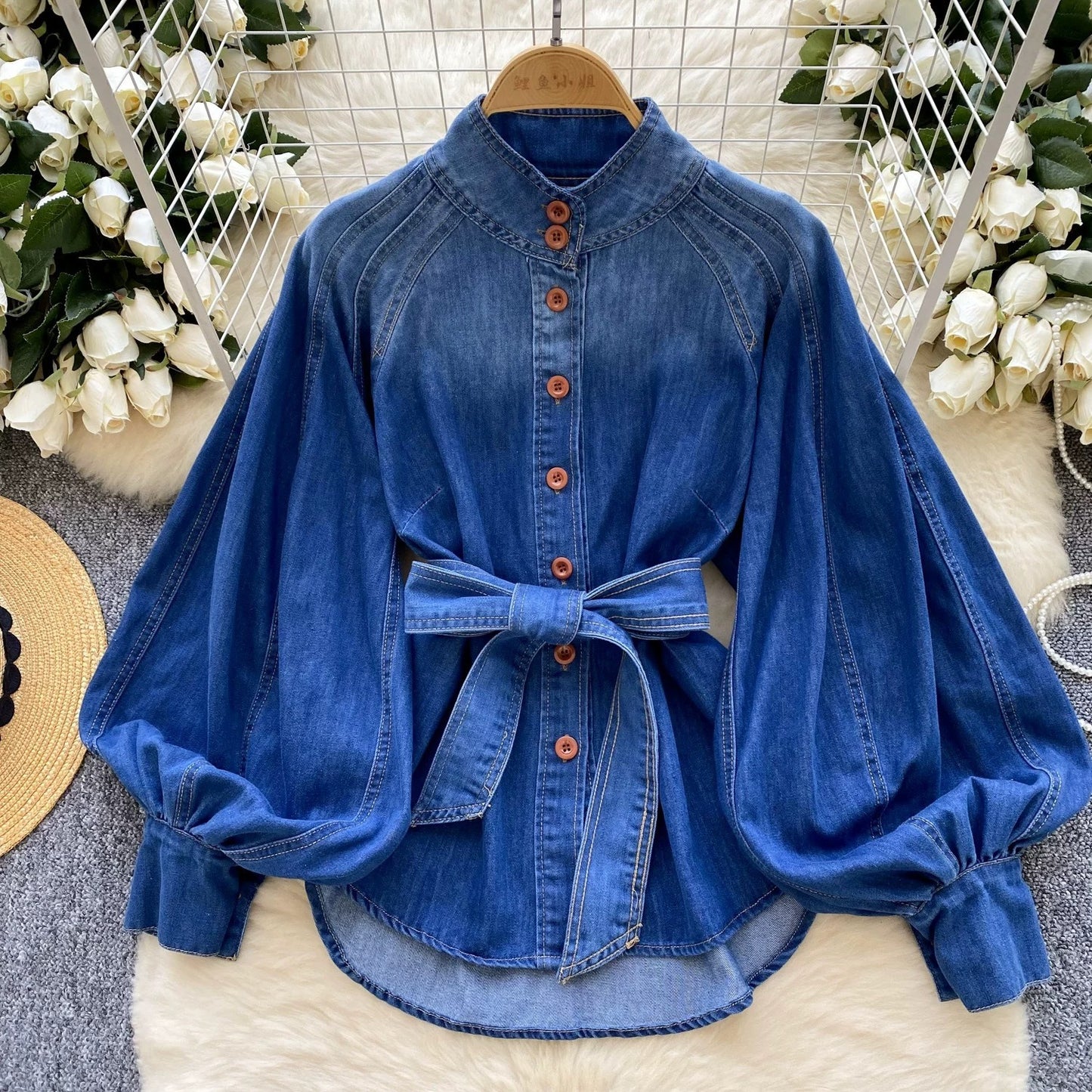 Blusa de mujer denim con mangas abullonadas y cinturón - Elara