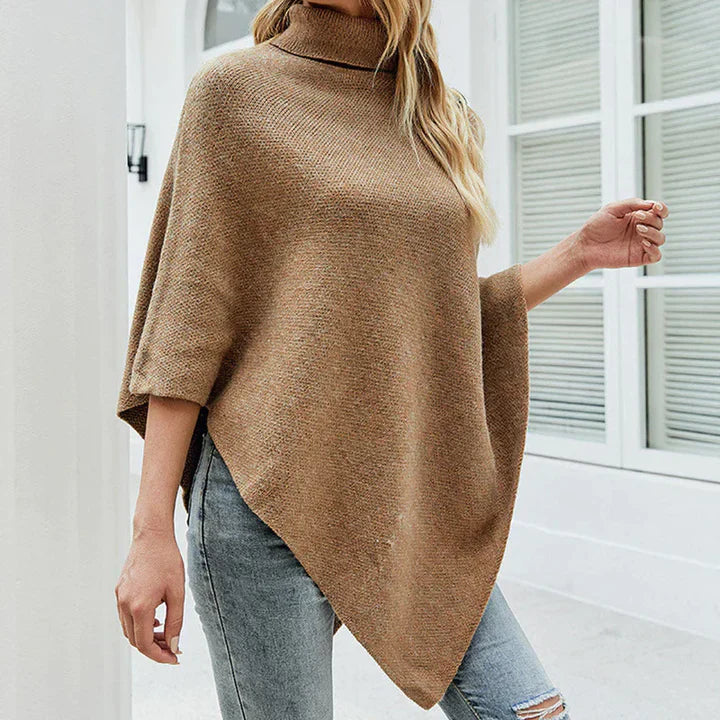 Andrea - Poncho con cuello alto y tapeta de botones lateral