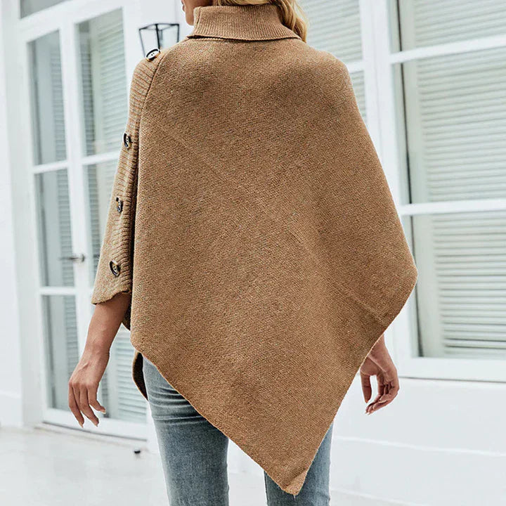 Andrea - Poncho con cuello alto y tapeta de botones lateral