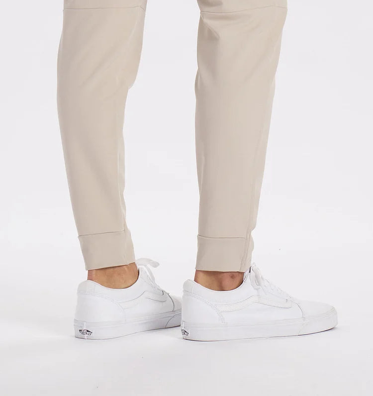 Pantalones cómodos para el día a día de los hombres