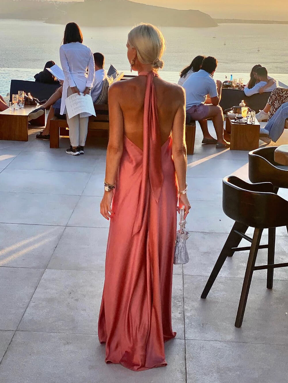 Emilia - Vestido de verano acampanado de satén con cuello halter