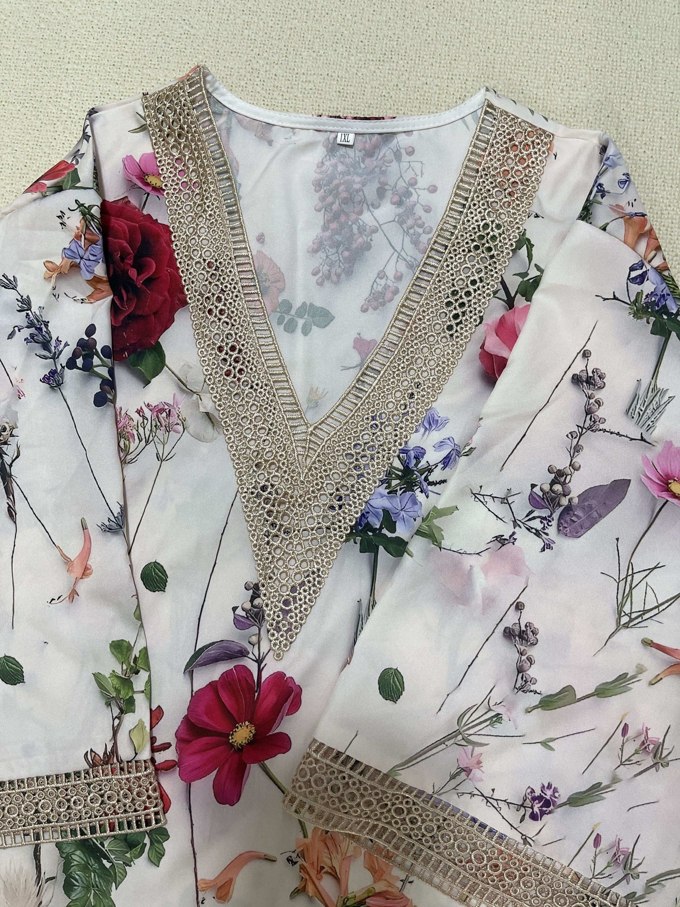 Owienna - Camiseta de mujer plus estampado paisley con encaje a contraste, escote en pico y media manga