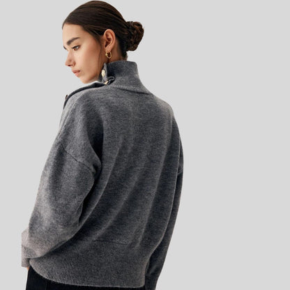 Joena - Jersey de cuello alto con detalle de botones asimétricos