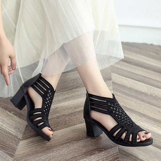 Sandalias mujer tacón medio diseño romano con acabado calado negro - Elvira