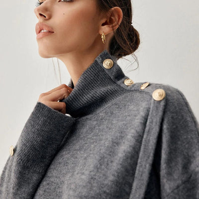 Joena - Jersey de cuello alto con detalle de botones asimétricos