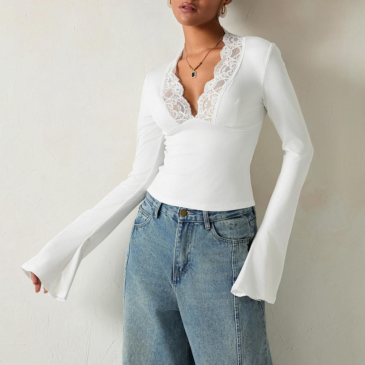 Sissi - Camiseta con cuello en V estrecho de encaje