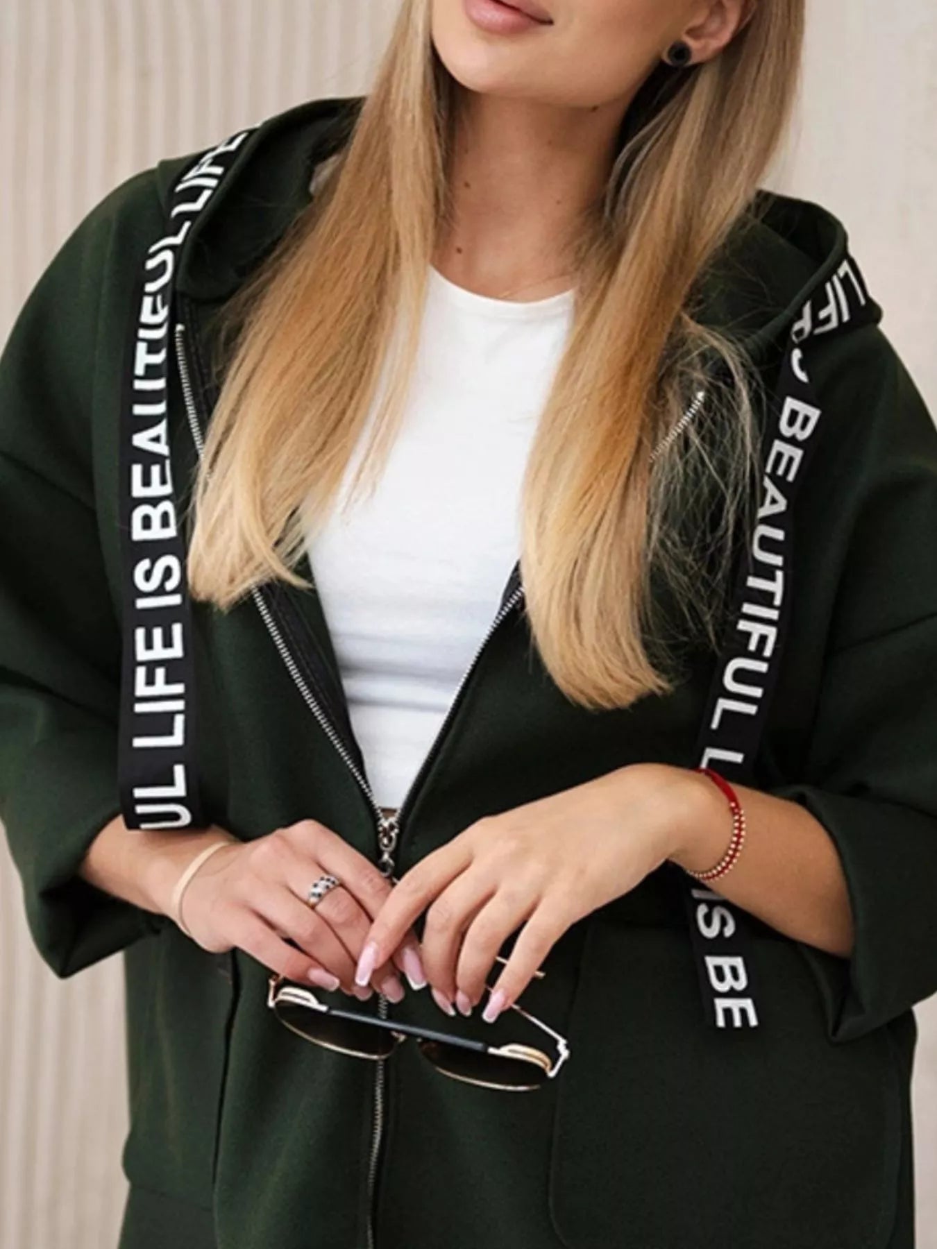 Abrigo con capucha moderna para mujer - Nelya