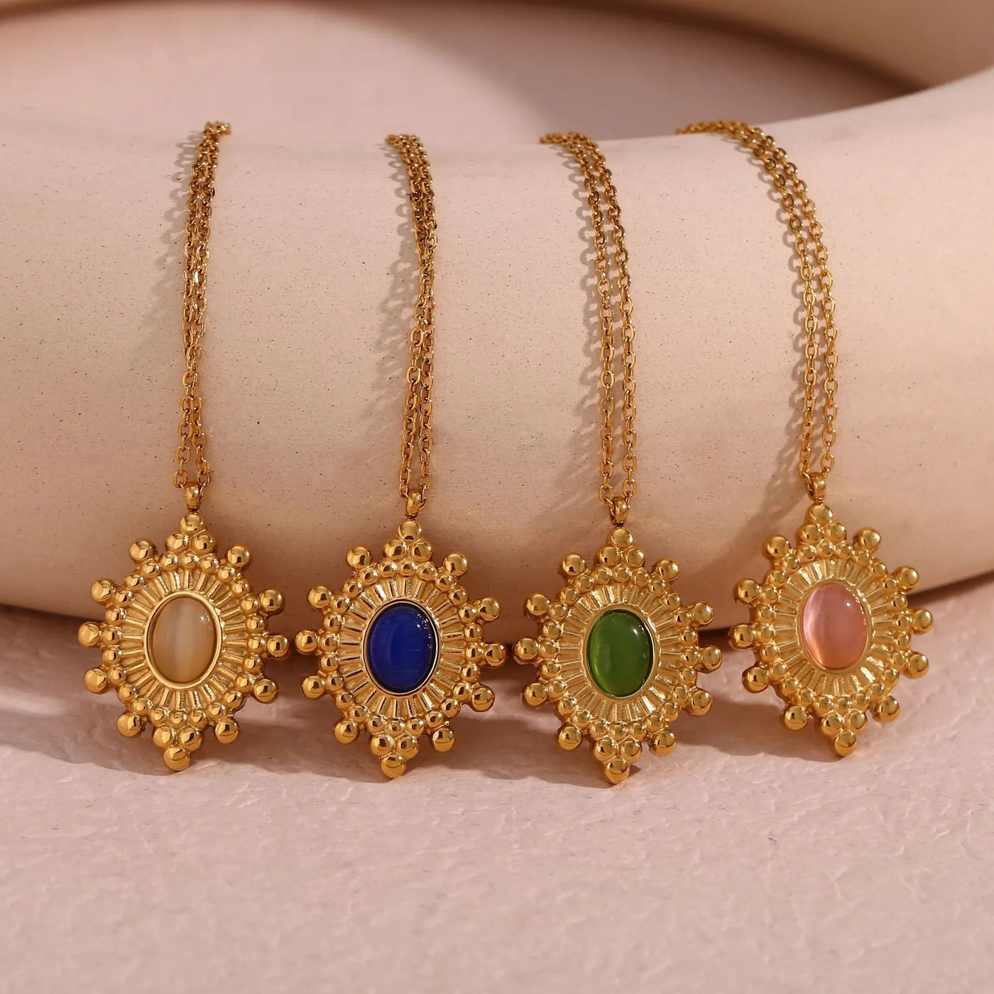 Collar vintage con colgante de timón ovalado de piedra natural