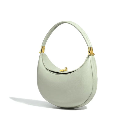 Bolso tipo media luna de piel vegana con herrajes dorados - Yuna