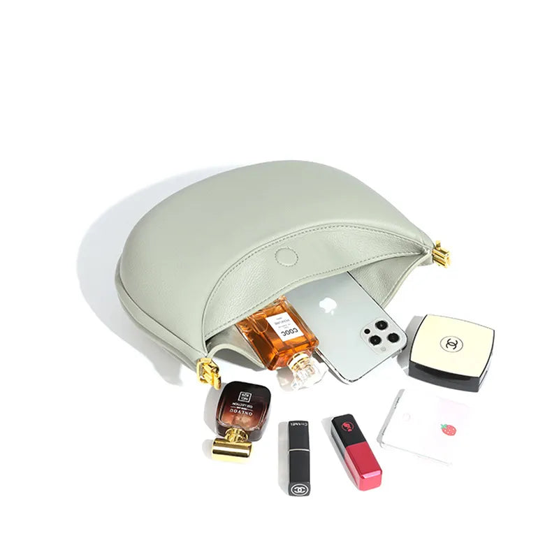 Bolso tipo media luna de piel vegana con herrajes dorados - Yuna