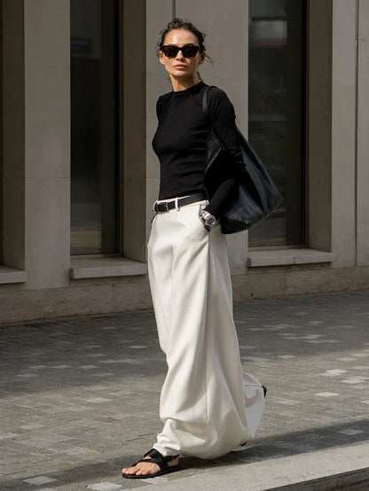 Elegante falda de corte en H con un diseño sencillo y refinado, perfecta para un look clásico y sofisticado