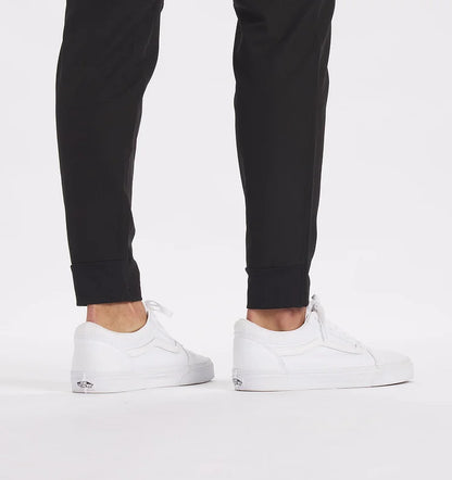 Pantalones cómodos para el día a día de los hombres