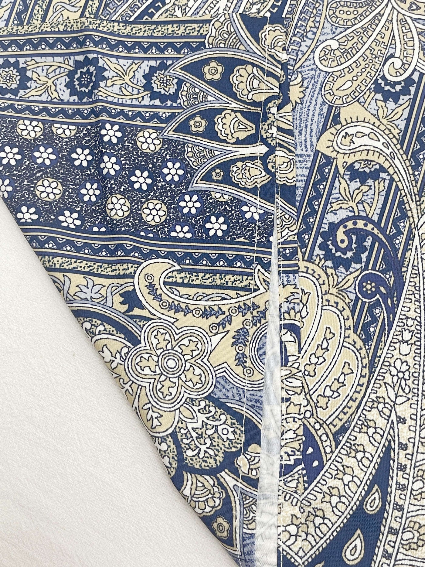 Owienna - Camiseta de mujer plus estampado paisley con encaje a contraste, escote en pico y media manga