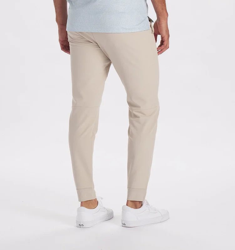 Pantalones cómodos para el día a día de los hombres