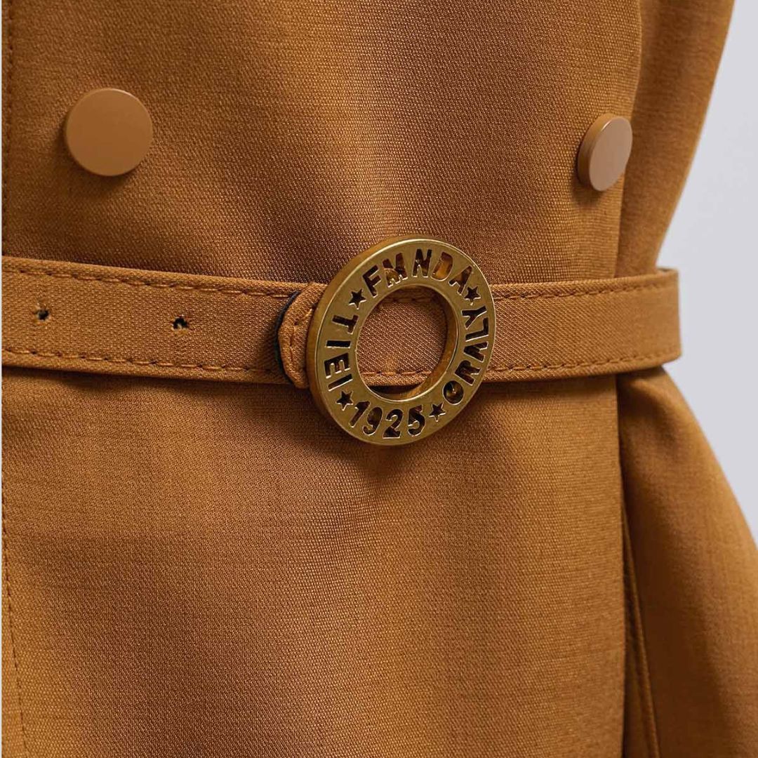 Chaqueta peplum con un llamativo cuello y diseño ceñido a la cintura - Gemma