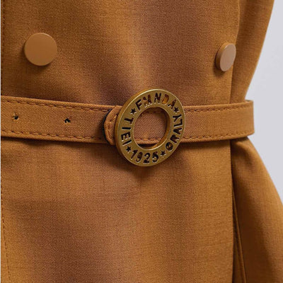 Chaqueta peplum con un llamativo cuello y diseño ceñido a la cintura - Gemma