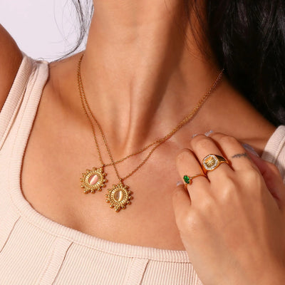 Collar vintage con colgante de timón ovalado de piedra natural