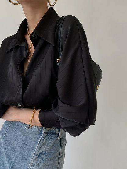 Clara - Camisa oversize con cuello alto y botones