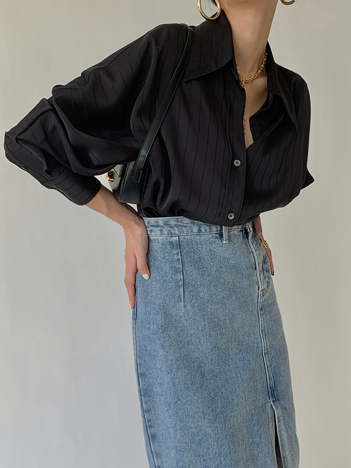 Clara - Camisa oversize con cuello alto y botones