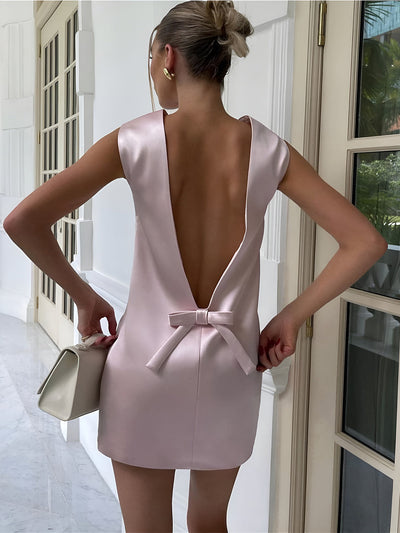 Nina - Vestido corto de satén con detalle de lazo sin espalda