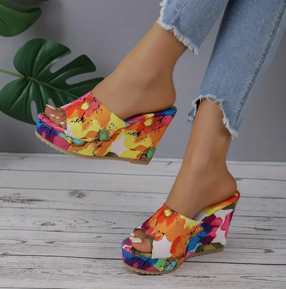 Femke - Las sandalias de tacón de cuña con plataforma y estampado de colores