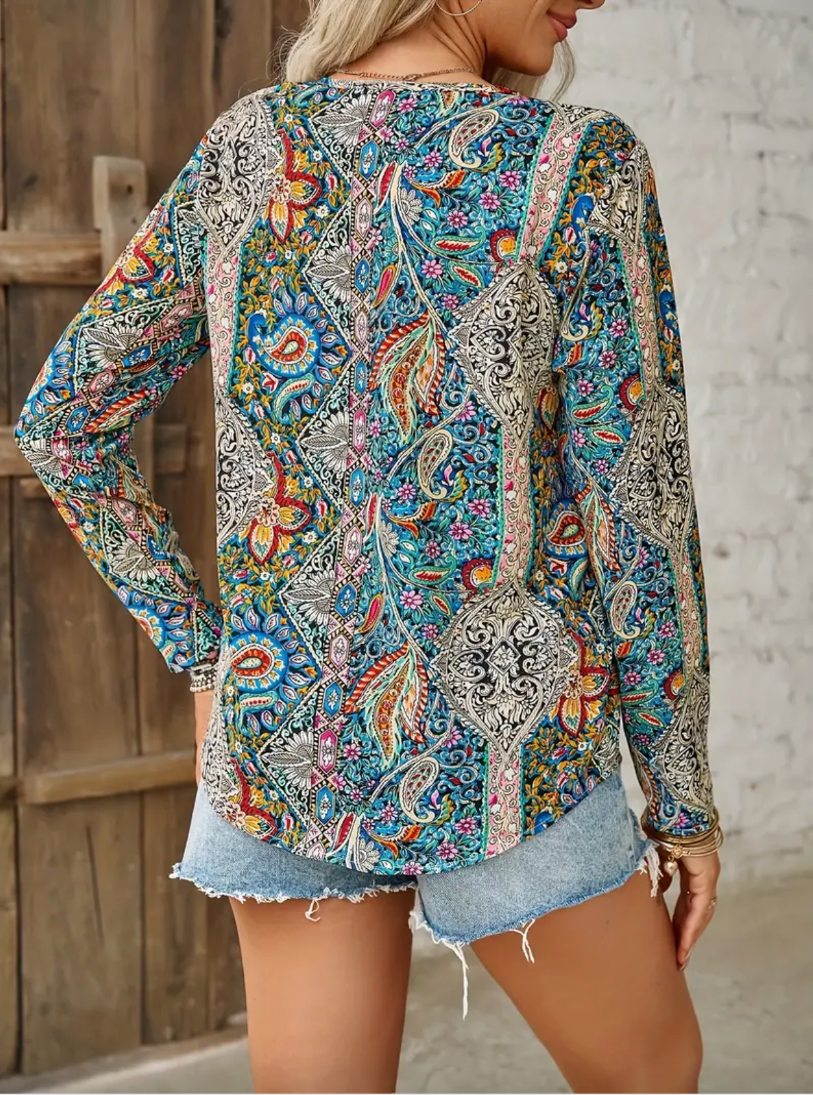 Mia - Blusa suelta con estampado paisley y escote en V