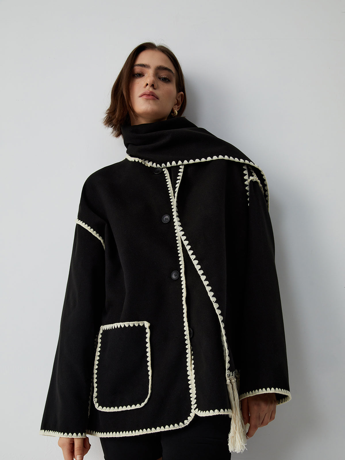 Chaqueta de mujer con ribetes en contraste y elegante bufanda - Alesha